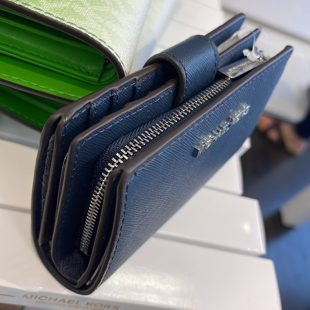 Michael Medium Crossgrain Leather Bifold Wallet
Navy
NWT - Picture 4 of 16